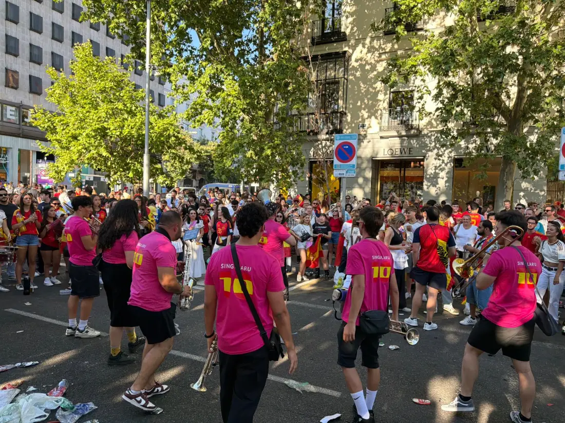 Charanga Los Torreznos celebrando con la afición en la calle