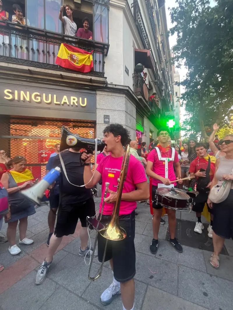 Charanga Los Torreznos en plena calle